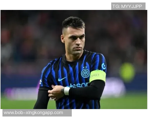 劳塔罗对齐沃换人决定不满摔水瓶表达愤怒情绪